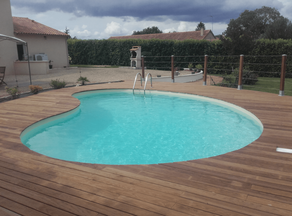 Terrasse-bois-piscine-ovale-min