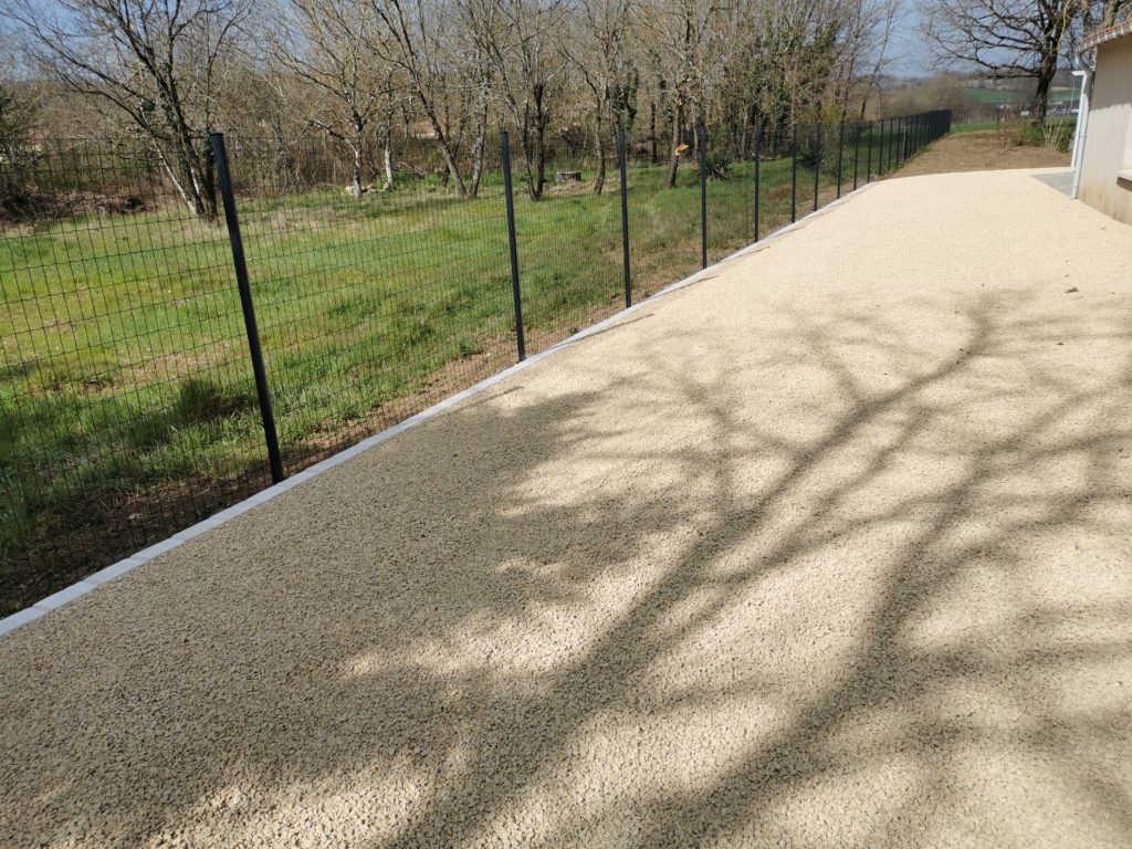 l'univers du jardin-clotures-lussac les chateaux-allée-calcaire-pavés-blanc-parvis