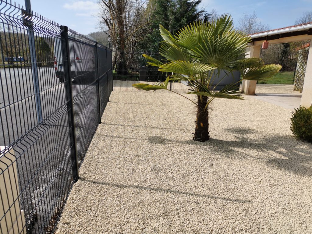 l'univers du jardin-cloture-panneau-rigide-betafence-gris-anthracite