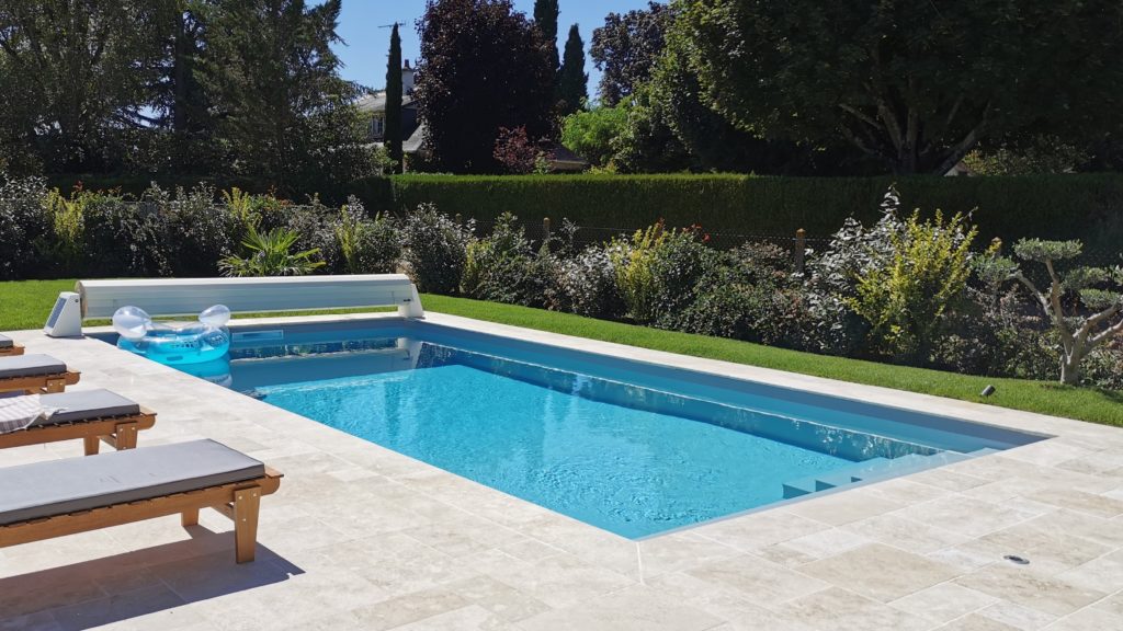 l'univers-du-jardin-piscine-paysagiste-86320-lussac-les-chateaux-gazon-terrasse-travertin-plantation