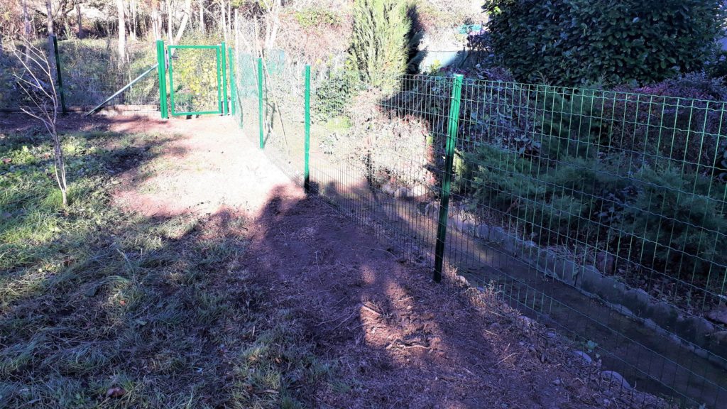 l'univers du jardin-cloture-portillon-grillage-vert-poteau-metal