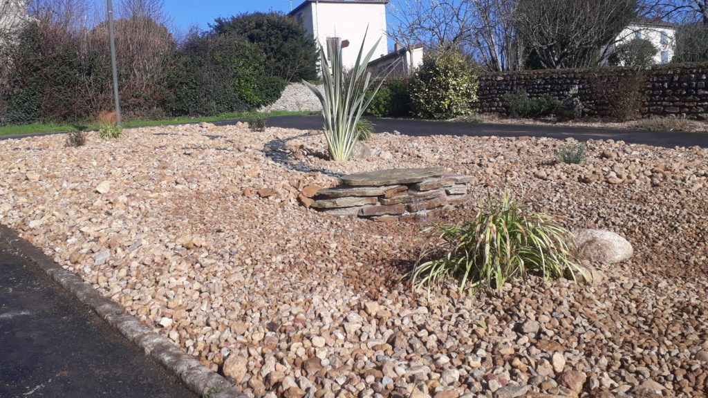 l'univers du jardin-aménagement-paysager-commune-bourg-Pindray-cascade-plantation-déco-mineral