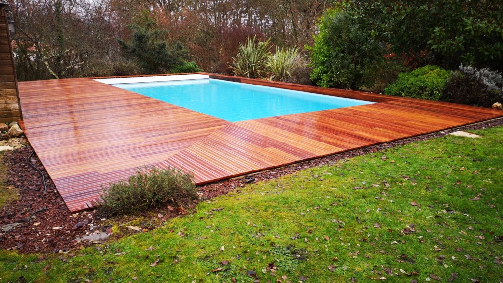 l'univers-du-jardin-piscine-terrasse-bois-exotique