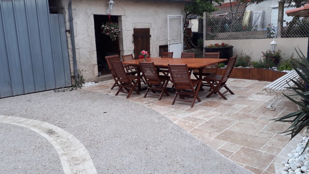 l'univers du jardin-cours-béton-terrasse-travertin-caniveau-pavé